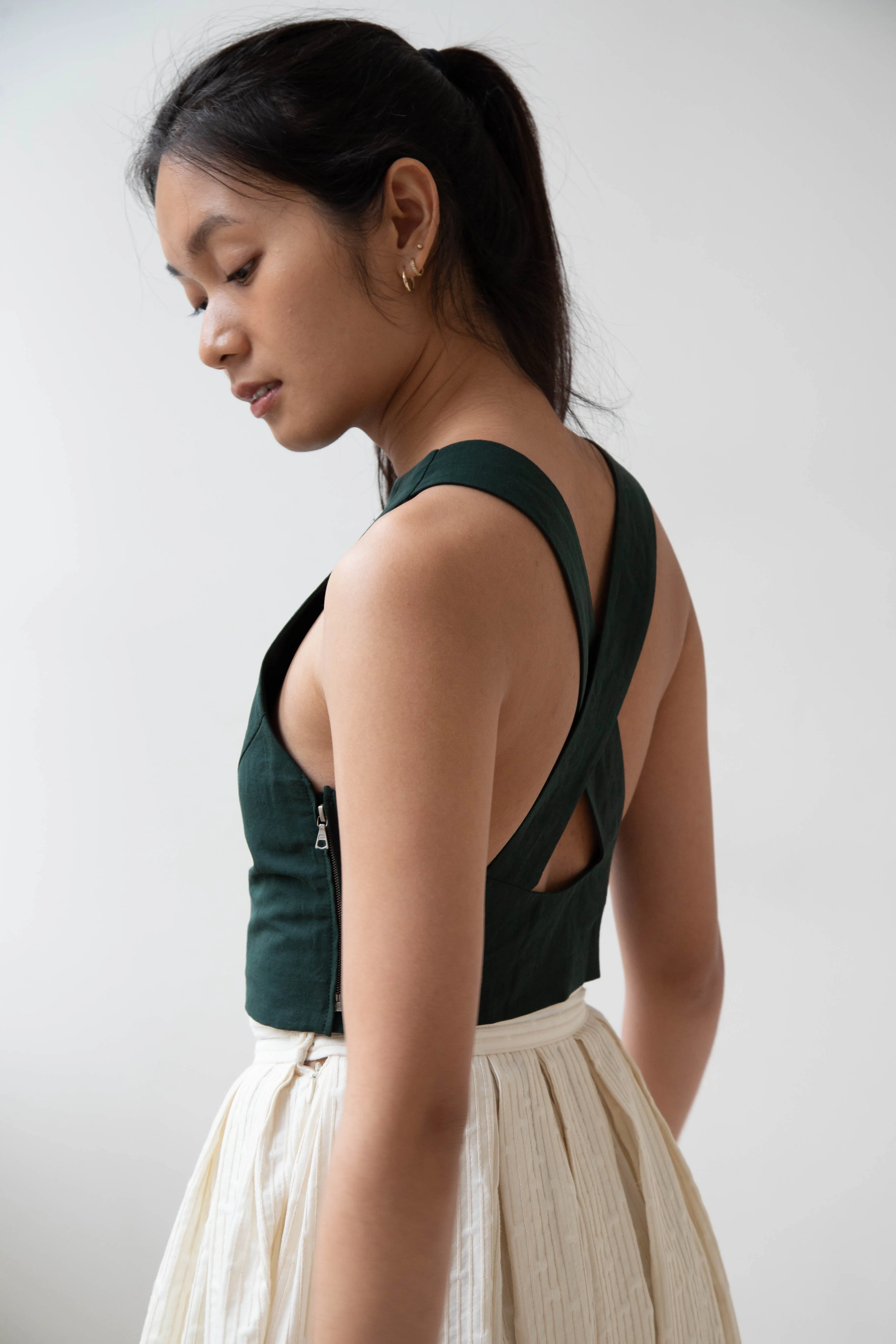 Auralee | Finx Linen Weather Cross Back Tank in Dark Green