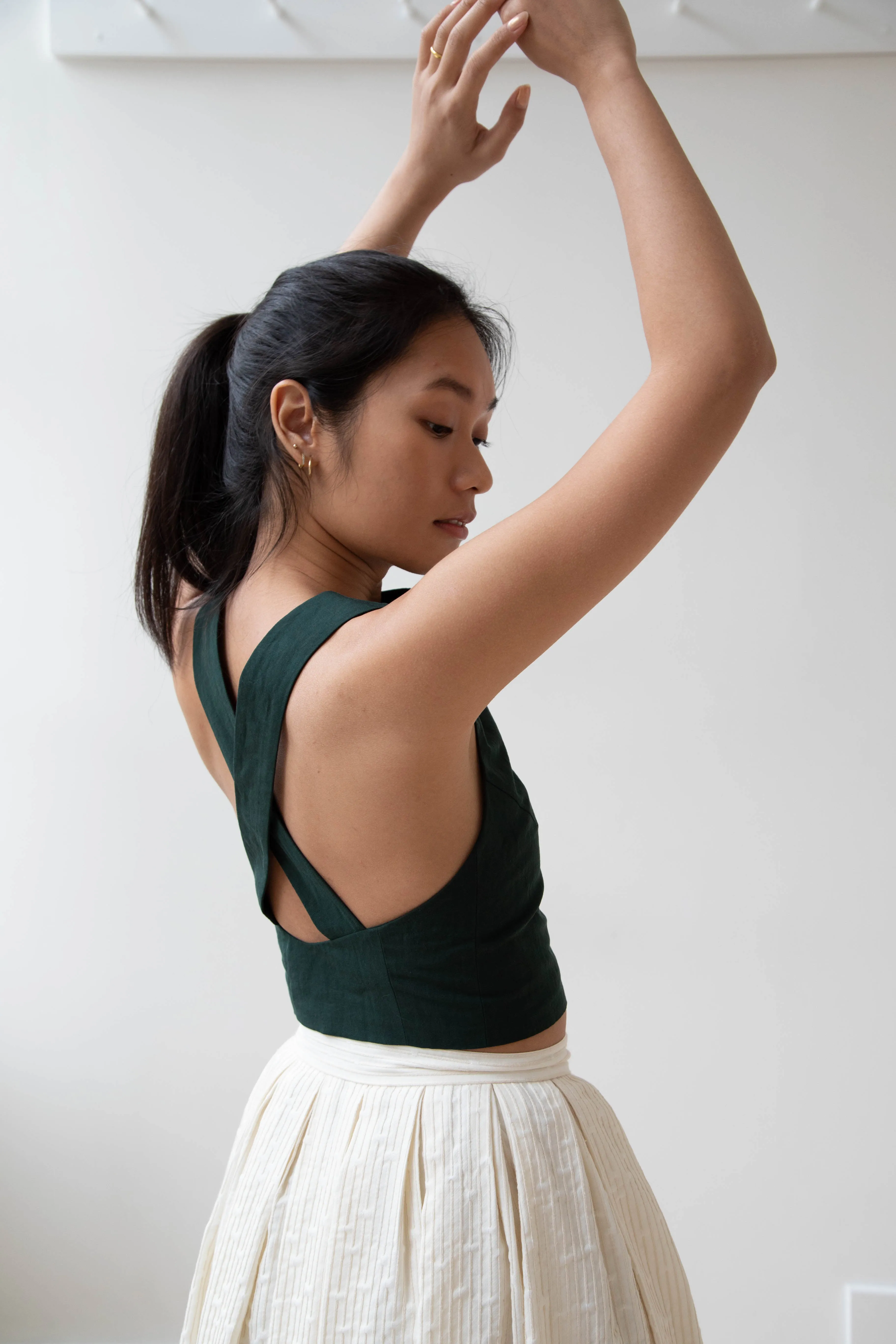 Auralee | Finx Linen Weather Cross Back Tank in Dark Green