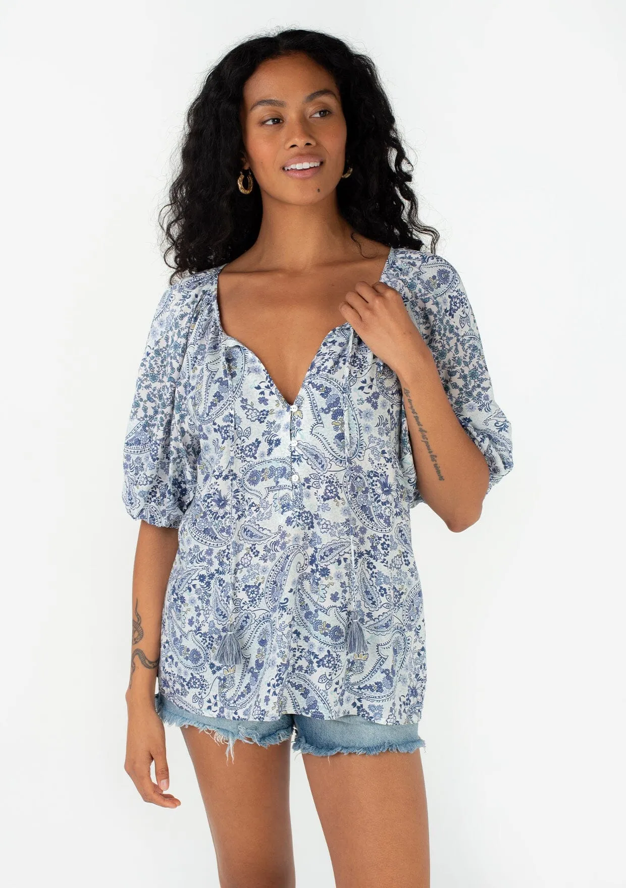 BLUE FLORAL PUFF SLEEVE PEASANT TOP