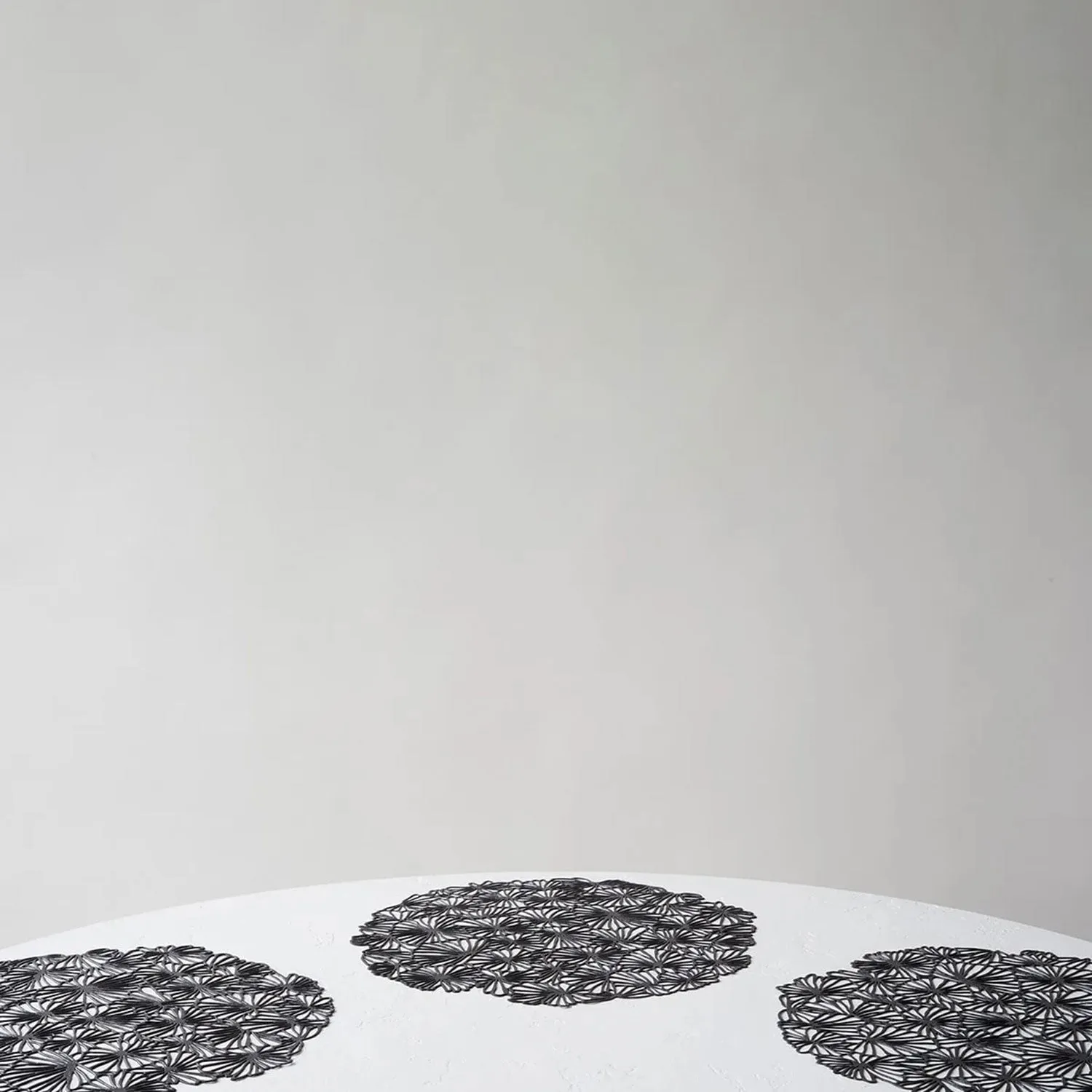 chilewich | placemat round | daisy black