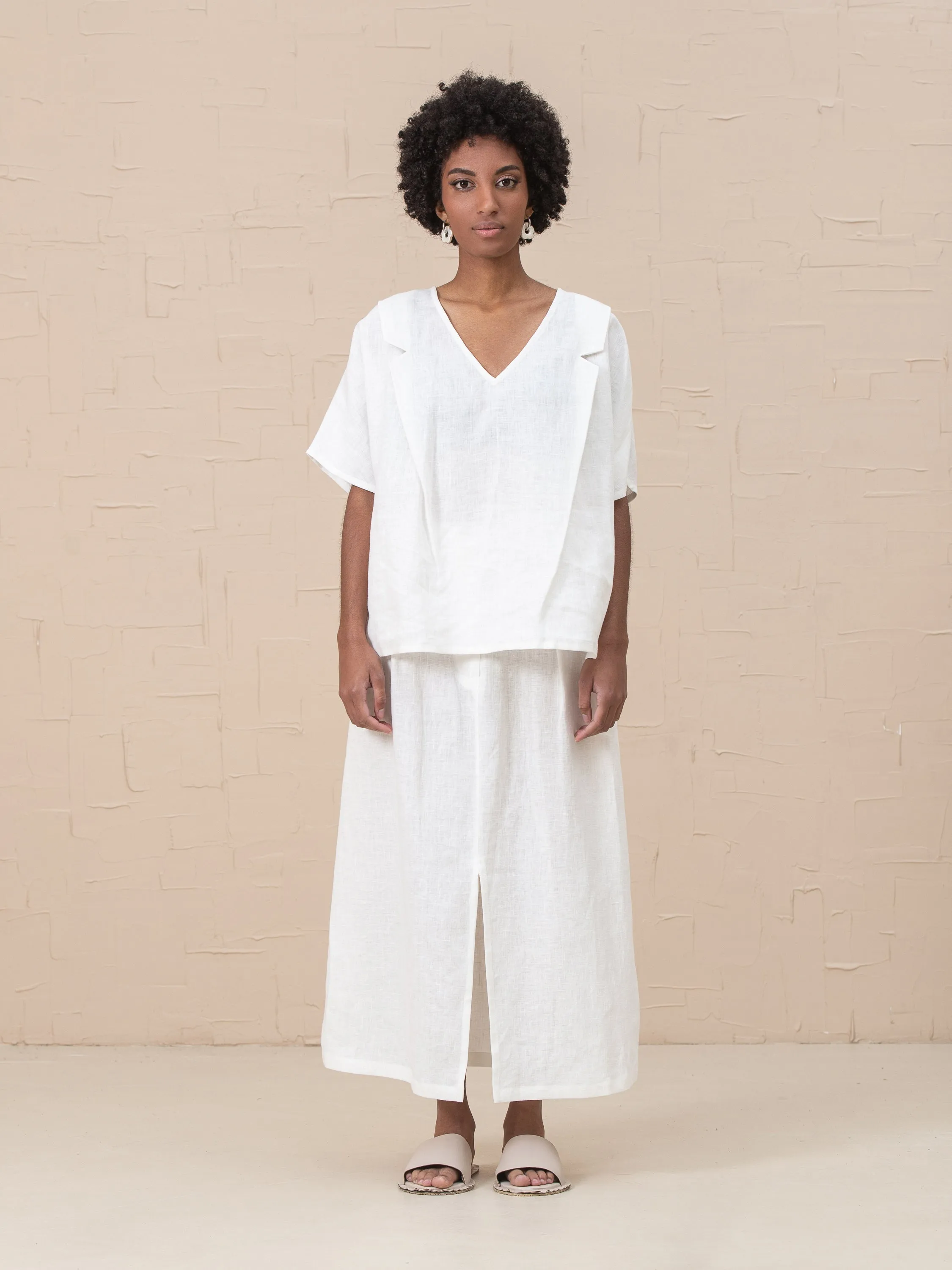 Linn V-neck Tee in Midweight Linen