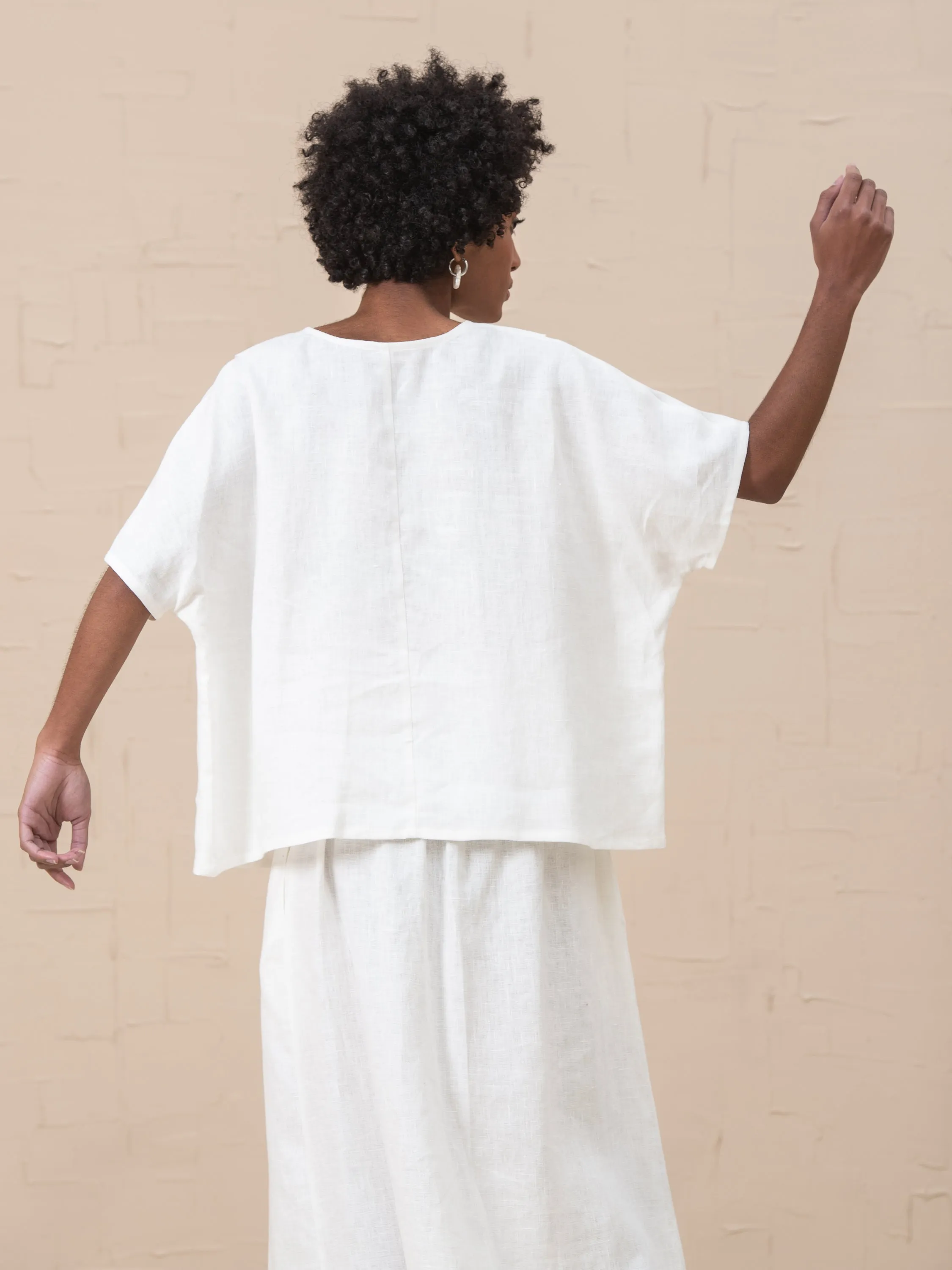 Linn V-neck Tee in Midweight Linen