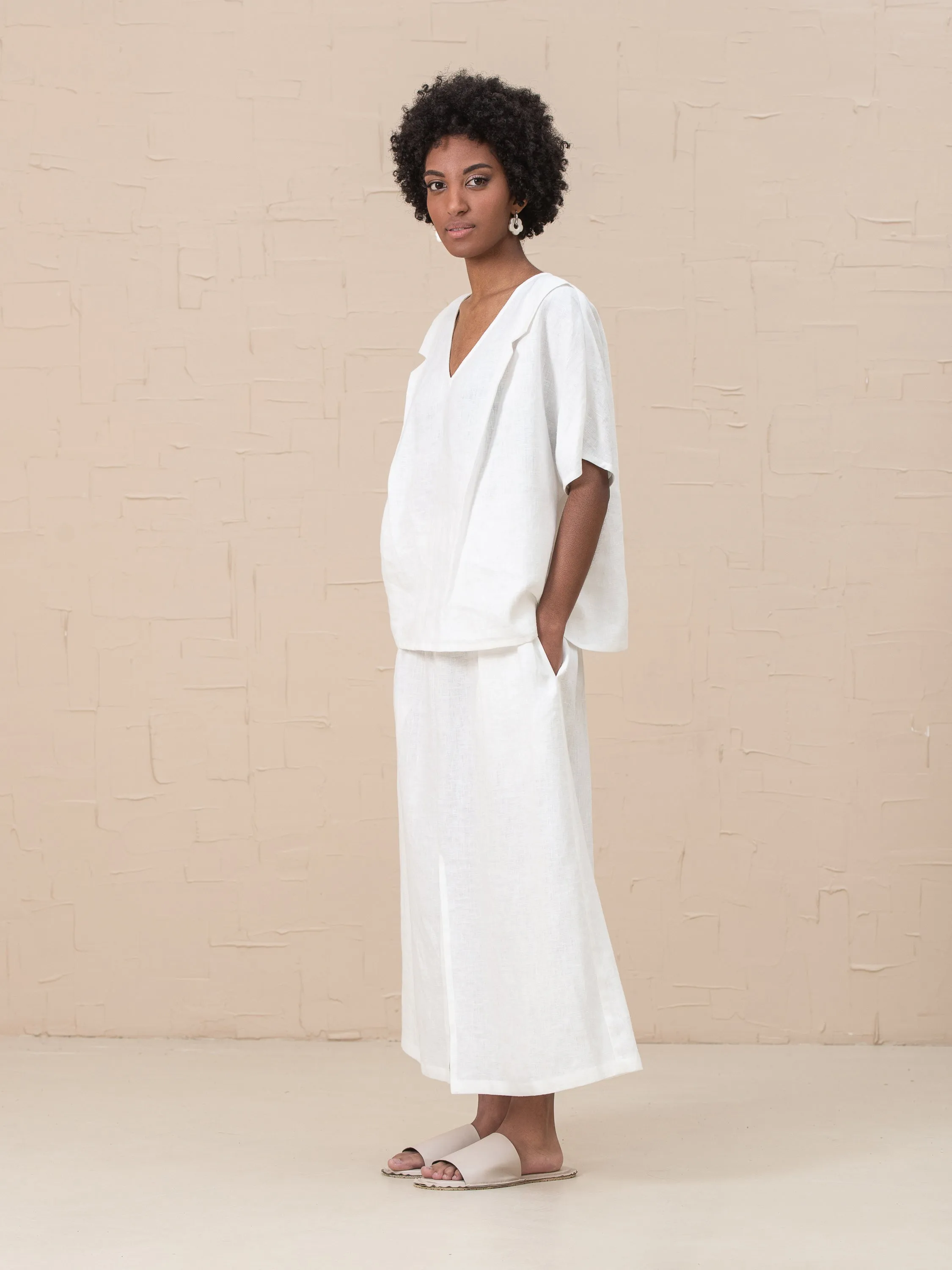 Linn V-neck Tee in Midweight Linen
