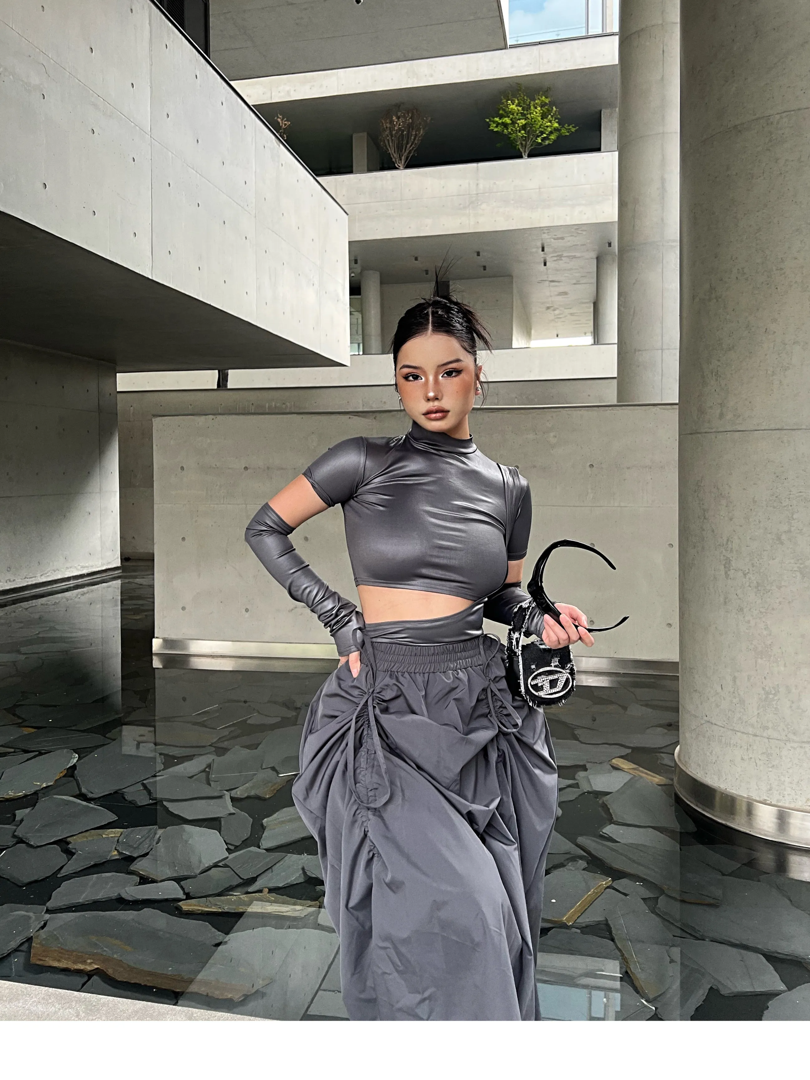 SYNEZ Solid Color Metallic Gloved Cut Out Slim Cropped Top
