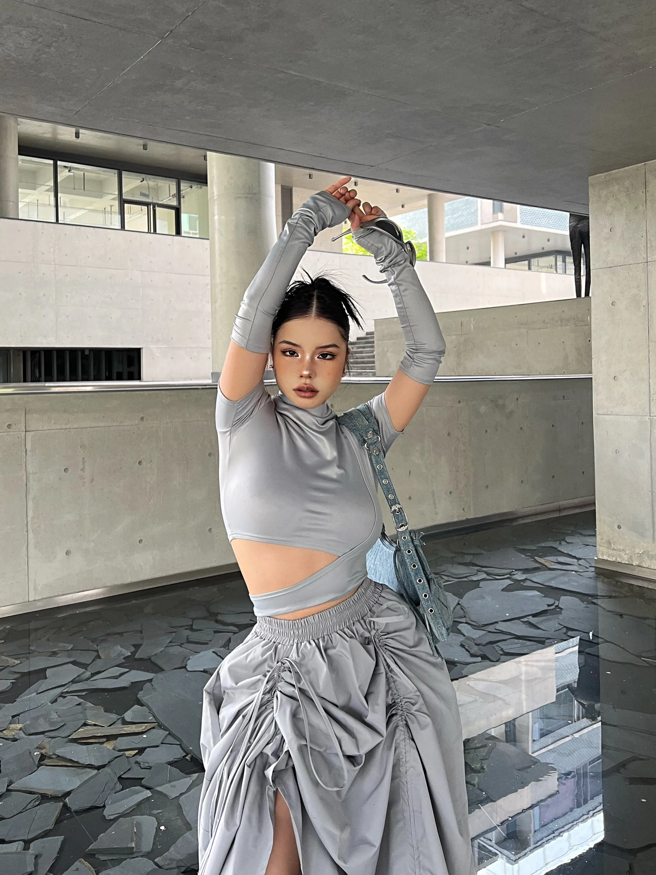 SYNEZ Solid Color Metallic Gloved Cut Out Slim Cropped Top