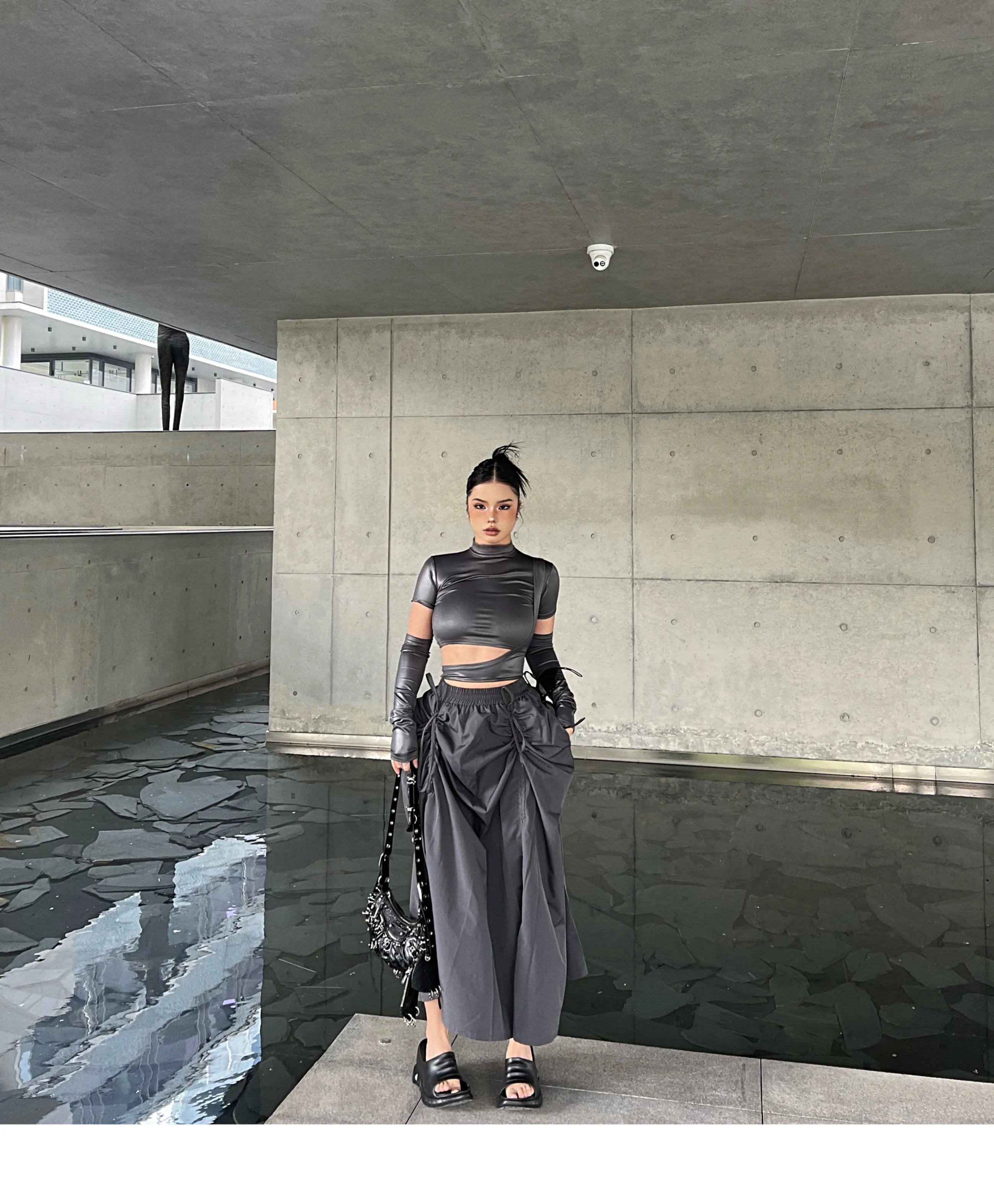 SYNEZ Solid Color Metallic Gloved Cut Out Slim Cropped Top