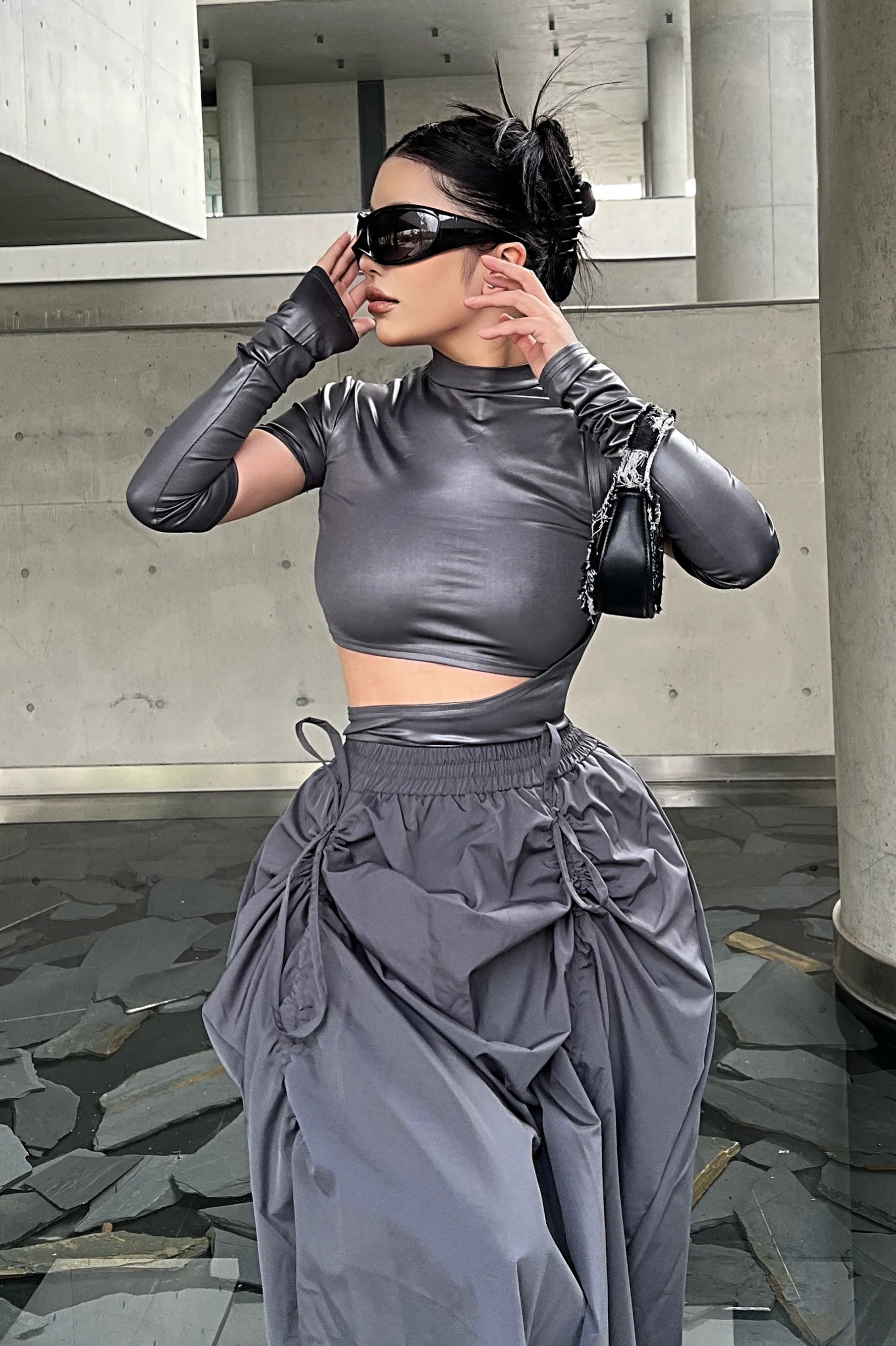 SYNEZ Solid Color Metallic Gloved Cut Out Slim Cropped Top
